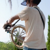 Pilote de cerf-volant traditionnel ‡ Hong-Kong, en Chine. VisiËre pour se protÈger du Soleil, et Èquipement complet pour piloter le cerf-volant, au bord de la mer. Pilote avec le dÈvidoir en main. Adulte.