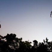 Pilote de cerf-volant traditionnel ‡ Hong-Kong, en Chine. Train de cerf-volants reprÈsentant des poissons dans le ciel au coucher du soleil.

Pilote adulte ayant le dÈvidoir en main.