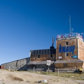 Station meteorologique a cote du refuge de montagne "Cabana omu", en altitude a 2505 metres, parc national de Bucegi, au petit matin. Panneaux solaires sur la facade pour la production d'electricite. Roumanie.