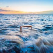 Mobilier en bois massif de Guyane console DISSI dans la mer avec au fond les ilets le père et la mère. Levé du soleil.