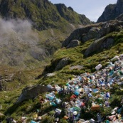 Un tas de dechets. Montagnes en arriere plan. Veritable decharge, cela gache honteusement le paysage. Poubelles entassees devant le refuge, pollution en montagne. Roumanie.