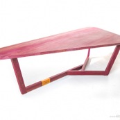 Mobilier DISSI en bois de Guyane. Table en bois pays. Table basse en amarante (bois violet). Pas de coloration du bois, aspect naturel.