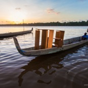 Coucher de soleil en Guyane. Sur le fleuve Maroni. Pirogue transportant du mobilier contemporain DISSI en bois massif de Guyane.