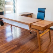 Meuble en bois massif de Guyane de marque DISSI. Bureau en Angélique.