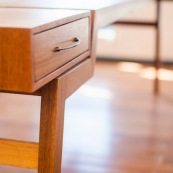 Meuble en bois massif de Guyane de marque DISSI. Bureau en Angélique.