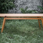 Table design contemporain en bois massif (Manil). Marque DISSI. Guyane.