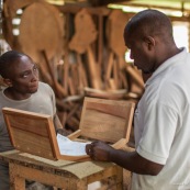 Artisan menuisier en train de réaliser du mobilier en bois massif de Guyane pour la marque DISSI.