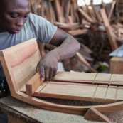 Artisan menuisier en train de réaliser du mobilier en bois massif de Guyane pour la marque DISSI.