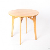 Meuble en bois massif de Guyane de marque DISSI. Petite table ronde.