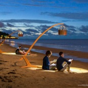 Lampe DISSI (mobilier en bois de Guyane) sur la plage.