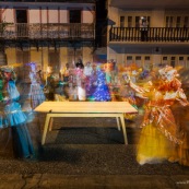 Table design contemporain en bois massif (Manil). Marque DISSI. Guyane. Ambiance carnaval avec costumes touloulou.