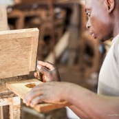 Artisan menuisier en train de réaliser du mobilier en bois massif de Guyane pour la marque DISSI.