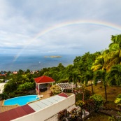 Guadeloupe. Vue sur les ilets cousteau. Reserve cousteau. Bouillante sur Basse-terre. Tourisme. Logement avec piscine. Hebergement. Arc en ciel.