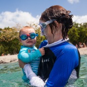 Guadeloupe. Tourisme. Femme et son bebe avec des lunettes.