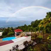 Guadeloupe. Vue sur les ilets cousteau. Reserve cousteau. Bouillante sur Basse-terre. Tourisme. Logement avec piscine. Hebergement. Arc en ciel.