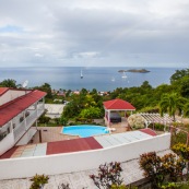 Guadeloupe. Vue sur les ilets cousteau. Reserve cousteau. Bouillante sur Basse-terre. Tourisme. Logement avec piscine. Hebergement.