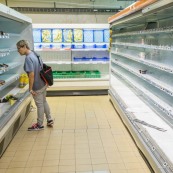 Crise sociale en Guyane. 11 avril 2017. La pénurie alimentaire commence à se faire sentir. Dans une grande surface (Super U) les rayons sont vides. Aucun approvisonnement possible du fait des barrages, mais de toute façon le port de commerce est bloqué depuis 3 semaines : les containers n'arrivent plus en Guyane. Les dernires clients n'ont guère de choix.