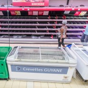 Crise sociale en Guyane. 11 avril 2017. La pénurie alimentaire commence à se faire sentir. Dans une grande surface (Super U) le rayon boucherie est vide. Aucun approvisonnement possible du fait des barrages, mais de toute façon le port de commerce est bloqué depuis 3 semaines : les containers n'arrivent plus en Guyane. Les dernires clients n'ont guère de choix.