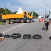 Crise sociale en Guyane. 11 avril 2017. Sur un barrage (rond-point de Suzini, entre Cayenne et Rémire Montjoly. Les poids lourds bloquent toutes les routes. Impossible de passer (sauf piétons et vélos).