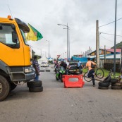 Crise sociale en Guyane. 11 avril 2017. Sur un barrage (rond-point de Suzini, entre Cayenne et Rémire Montjoly. Les poids lourds bloquent toutes les routes. Impossible de passer (sauf piétons et 2 roues).