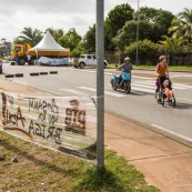 Crise sociale en Guyane. 11 avril 2017. Sur un barrage (rond-point de Suzini, entre Cayenne et Rémire Montjoly. Les poids lourds bloquent toutes les routes. Impossible de passer (sauf piétons et vélos).