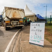 Crise sociale en Guyane. 11 avril 2017. Sur un barrage (rond-point du rectorat, entre Cayenne et Rémire Montjoly. Les poids lours bloquent toutes les routes. Impossible de passer (sauf piétons et vélos). Il n'y a plus de cours depuis 3 semaines du fait des blocages des routes. Les guyanais s'organisent pour mettre en place du soutien scolaire pour les jeunes qui passent des examens.