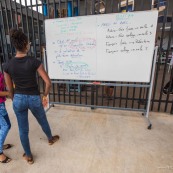 Crise sociale en Guyane. 11 avril 2017. Les poids lours bloquent toutes les routes. Impossible de passer (sauf piétons et vélos). Il n'y a plus de cours depuis 3 semaines du fait des blocages des routes. Les guyanais s'organisent pour mettre en place du soutien scolaire pour les jeunes qui passent des examens.