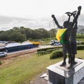 Crise sociale en Guyane. 11 avril 2017. Sur un barrage (rond-point Vidal, entre Cayenne et Rémire Montjoly. Les poids lourds bloquent toutes les routes. Impossible de passer (sauf piétons et vélos). Au premier plan, sculpture avec drapeau de la Guyane (chaînes brisées : symbole de la fin de l'esclavage en Guyane).