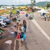 Crise sociale en Guyane. 11 avril 2017. Sur un barrage (rond-point Vidal, entre Cayenne et Rémire Montjoly. Les poids lourds bloquent toutes les routes. Impossible de passer (sauf piétons et vélos). Les guyanais vont faire leurs courses à pied, en laissant les voitures avant le barrage. Au loin : Carrefour market.