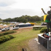 Crise sociale en Guyane. 11 avril 2017. Sur un barrage (rond-point Vidal, entre Cayenne et Rémire Montjoly. Les poids lourds bloquent toutes les routes. Impossible de passer (sauf piétons et vélos). Au premier plan, sculpture avec drapeau de la Guyane (chaînes brisées : symbole de la fin de l'esclavage en Guyane).