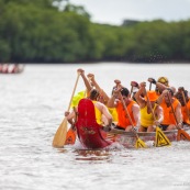 Course de pirogue en Guyane a Montsinery tonnegrande. P12 et P4 (12 places et 4 places). Organise par le club de canoe kayak et pirogue de Cayenne (ASPAG). Deguisements des equipages.