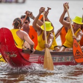 Course de pirogue en Guyane a Montsinery tonnegrande. P12 et P4 (12 places et 4 places). Organise par le club de canoe kayak et pirogue de Cayenne (ASPAG). Deguisements des equipages.