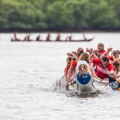 Course de pirogue en Guyane a Montsinery tonnegrande. P12 et P4 (12 places et 4 places). Organise par le club de canoe kayak et pirogue de Cayenne (ASPAG). Deguisements des equipages.