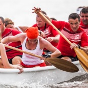 Course de pirogue en Guyane a Montsinery tonnegrande. P12 et P4 (12 places et 4 places). Organise par le club de canoe kayak et pirogue de Cayenne (ASPAG). Deguisements des equipages.