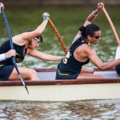 Course de pirogue en Guyane a Montsinery tonnegrande. P12 et P4 (12 places et 4 places). Organise par le club de canoe kayak et pirogue de Cayenne (ASPAG). Deguisements des equipages.