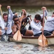 Course de pirogue en Guyane a Montsinery tonnegrande. P12 et P4 (12 places et 4 places). Organise par le club de canoe kayak et pirogue de Cayenne (ASPAG). Deguisements des equipages.