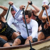 Course de pirogue en Guyane a Montsinery tonnegrande. P12 et P4 (12 places et 4 places). Organise par le club de canoe kayak et pirogue de Cayenne (ASPAG). Deguisements des equipages.