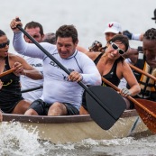 Course de pirogue en Guyane a Montsinery tonnegrande. P12 et P4 (12 places et 4 places). Organise par le club de canoe kayak et pirogue de Cayenne (ASPAG). Deguisements des equipages.