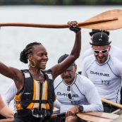 Course de pirogue en Guyane a Montsinery tonnegrande. P12 et P4 (12 places et 4 places). Organise par le club de canoe kayak et pirogue de Cayenne (ASPAG). Deguisements des equipages.