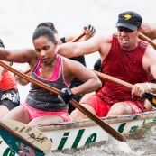 Course de pirogue en Guyane a Montsinery tonnegrande. P12 et P4 (12 places et 4 places). Organise par le club de canoe kayak et pirogue de Cayenne (ASPAG). Deguisements des equipages.