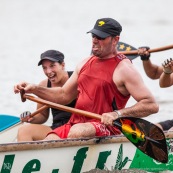 Course de pirogue en Guyane a Montsinery tonnegrande. P12 et P4 (12 places et 4 places). Organise par le club de canoe kayak et pirogue de Cayenne (ASPAG). Deguisements des equipages.