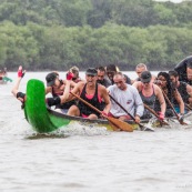 Course de pirogue en Guyane a Montsinery tonnegrande. P12 et P4 (12 places et 4 places). Organise par le club de canoe kayak et pirogue de Cayenne (ASPAG). Deguisements des equipages.