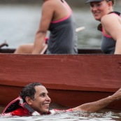 Course de pirogue en Guyane a Montsinery tonnegrande. P12 et P4 (12 places et 4 places). Organise par le club de canoe kayak et pirogue de Cayenne (ASPAG). Deguisements des equipages.