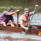 Course de pirogue en Guyane a Montsinery tonnegrande. P12 et P4 (12 places et 4 places). Organise par le club de canoe kayak et pirogue de Cayenne (ASPAG). Deguisements des equipages.