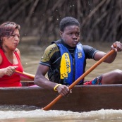 Course de pirogue en Guyane a Montsinery tonnegrande. P12 et P4 (12 places et 4 places). Organise par le club de canoe kayak et pirogue de Cayenne (ASPAG). Deguisements des equipages.