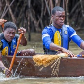 Course de pirogue en Guyane a Montsinery tonnegrande. P12 et P4 (12 places et 4 places). Organise par le club de canoe kayak et pirogue de Cayenne (ASPAG). Deguisements des equipages.