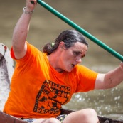 Course de pirogue en Guyane a Montsinery tonnegrande. P12 et P4 (12 places et 4 places). Organise par le club de canoe kayak et pirogue de Cayenne (ASPAG). Deguisements des equipages.