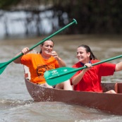 Course de pirogue en Guyane a Montsinery tonnegrande. P12 et P4 (12 places et 4 places). Organise par le club de canoe kayak et pirogue de Cayenne (ASPAG). Deguisements des equipages.