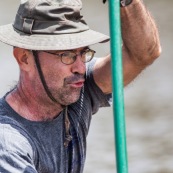 Course de pirogue en Guyane a Montsinery tonnegrande. P12 et P4 (12 places et 4 places). Organise par le club de canoe kayak et pirogue de Cayenne (ASPAG). Deguisements des equipages.