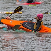 Kayak polo sur le lac saccharin pres du Rorota en Guyane Francaise (Remire Montjoly). Sport d'equipes avec ballon en Kayak. En exterieur. Terrain.